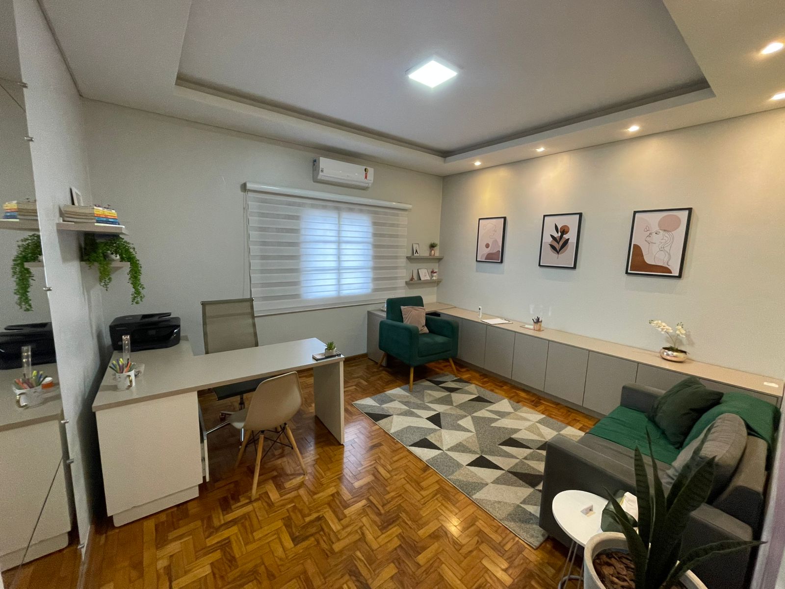 Sala de atendimento com poltrona verde e iluminação natural